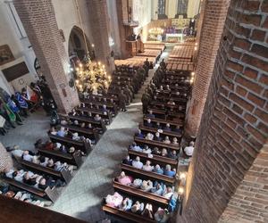 Pogrzeb szczątków ponad 700 ofiar niemieckich zbrodni. 188 trumien w kościele w Chojnicach