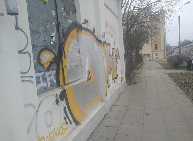 Graffiti w centrum miasta jest jeszcze sporo do usunięcia.