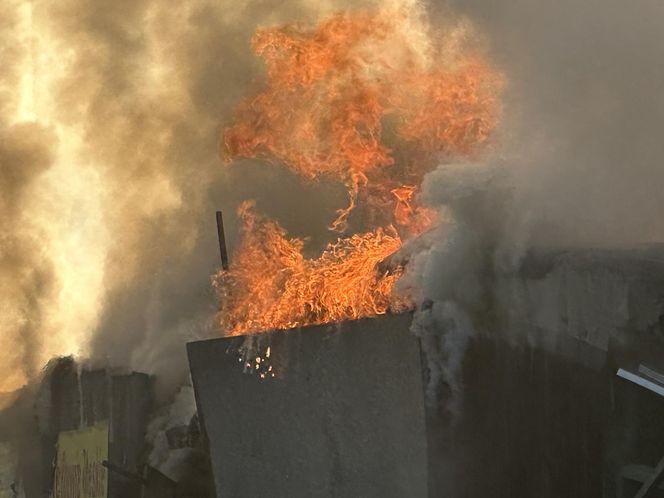 Pożar bazaru Różyckiego. Kłęby dymu nad historycznym targowiskiem