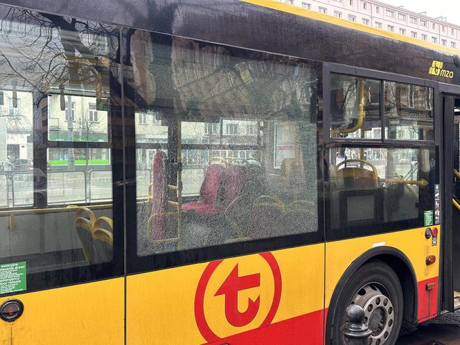 Dramat w centrum stolicy. Ktoś ostrzelał autobusy i tramwaj. Trwają poszukiwania sprawcy