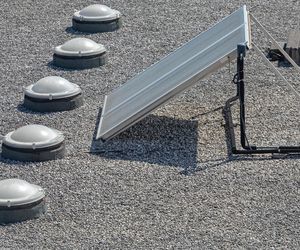 Świetliki dachowe w halach przemysłowych – naturalne światło i wentylacja dla komfortu pracy