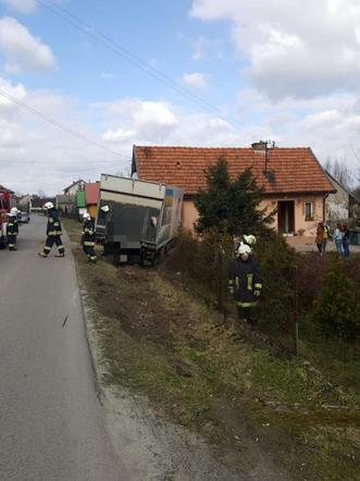 Pechowy wtorek na drogach. Ciężarówka zaparkowała w domu, seicento na przystanku