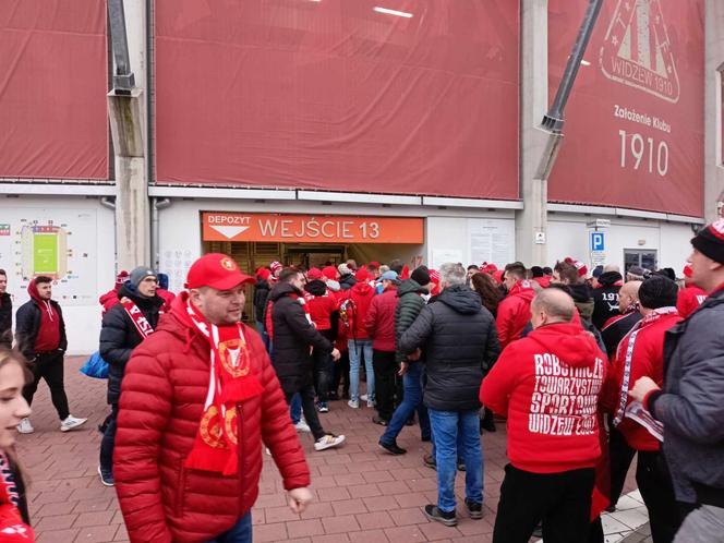 Legia vs. Widzew. Na stadionie w Łodzi zbierają się kibice