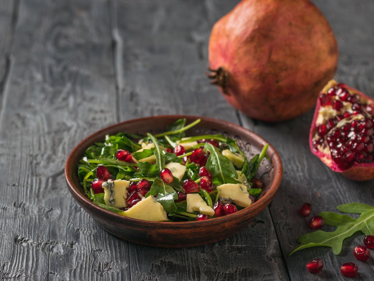 Sałatka z granatem i serem pleśniowym - 3 składniki, mnóstwo smaku i koloru