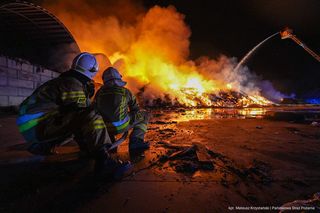 Koniecpol. Płonie firma składująca drewno