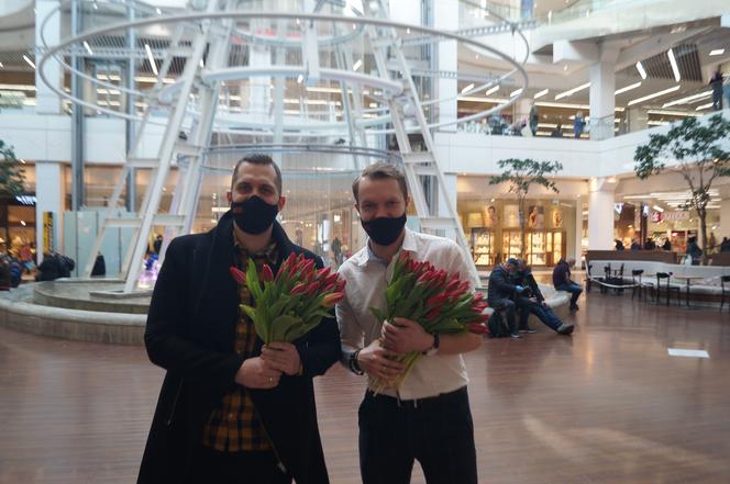 Reporterzy Radia Eska wręczali szczeciniankom tulipany w CH Galaxy