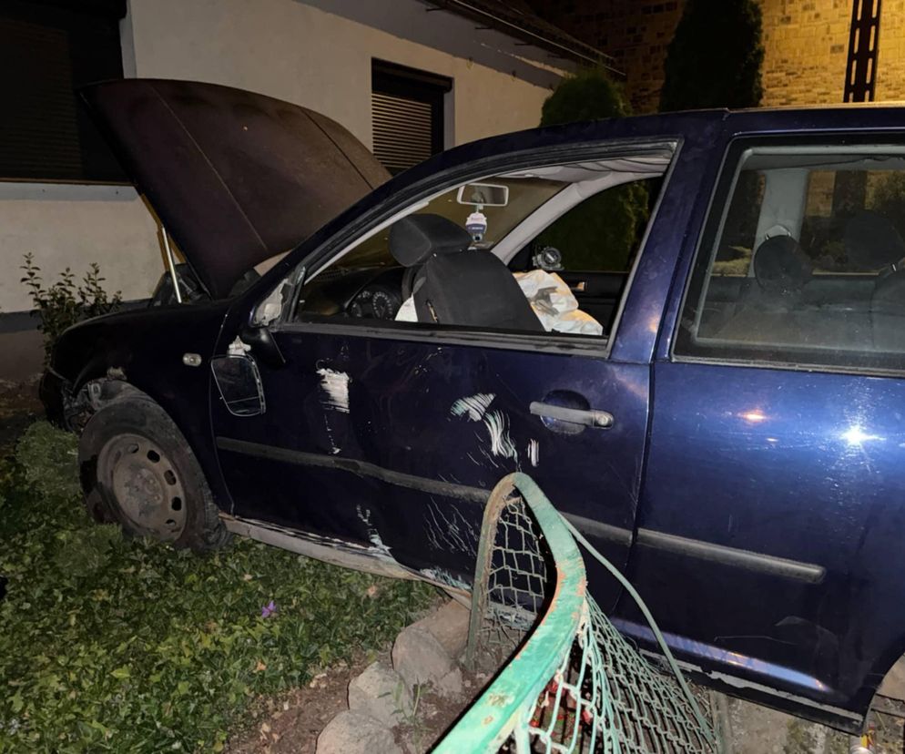 Kompletnie pijany rozbił auto w Kosowie. Wjechał w zaparkowane samochody i ogrodzenie posesji [zdjęcia]