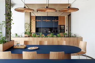 Granatowa kuchnia z drewnem