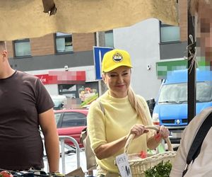 Europosłanka Wcisło buszuje na bazarku.