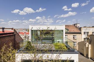 Dzięki systemowi przesuwnych okien przestrzeń ostatniego piętra można z łatwością powiększyć o zewnętrzne tarasy
