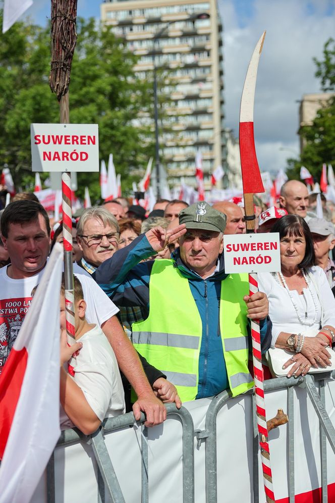 Banery na powitanie Nawrockiego 