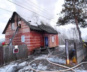 Tragiczny pożar domu. Na poddaszu strażacy znaleźli zwęglone zwłoki kobiety