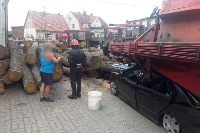 Koszmarny wypadek Osiu! Ciężarówka z drewnem przewróciła się i zmiażdżyła osobówkę! [ZDJĘCIA]