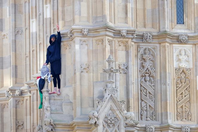   Zamknięto obszar wokół Big Bena. Na wieżę wspiął się mężczyzna z flagą Palestyny