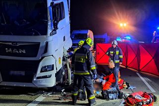 Potężne zderzenie dwóch tirów! Jeden z kierowców nie żyje. Nocny wypadek na S8 [AKTUALIZACJA]