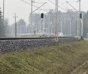 Nagłe zatrzymanie pociągu Świnoujście–Rzeszów. Wybite szyby w wagonie, służby prowadzą działania
