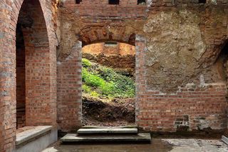 To jeden z najstarszych pałaców w Małopolsce. Mieszkańcy wsi widują w jego ruinach zjawę