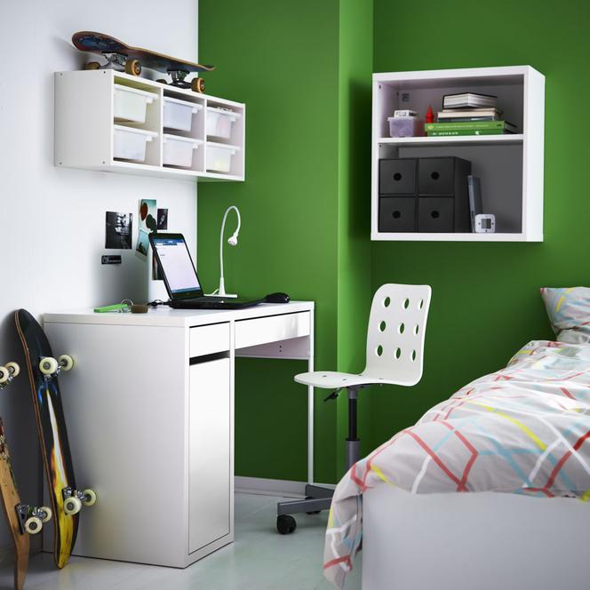 Pokój nastolatka z zieloną ścianą