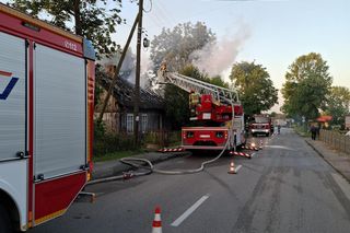 Pożar domu 69-latka pod Radomskiem! Podpalacz podłożył ogień pod sąsiednim budynkiem [ZDJĘCIA]