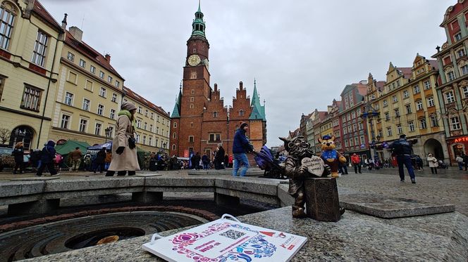 Krasnal WOŚPEK odsłonięty we Wrocławiu. To szef sztabu krasnali 