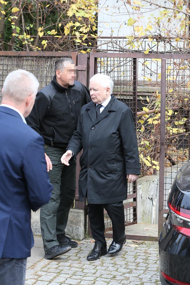 Jarosław Kaczyński dźwiga potężny baniak z wodą. Ochroniarze tylko się patrzą