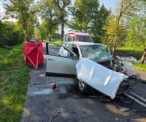 Kierowca nissana huknął w drzewo. Tragedia na drodze pod Lidzbarkiem