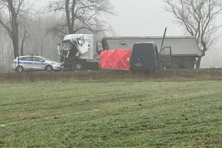 Czołowe zderzenie busa z tirem na DK50! Są ranni, jedna osoba nie żyje
