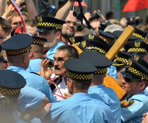 15. rocznica katastrofy smoleńskiej. Burzliwa historia krzyża sprzed Pałacu Prezydenckiego