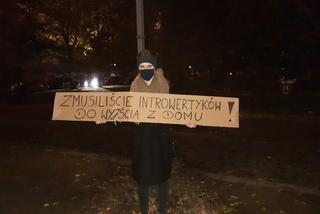 Wrocław: TŁUMY protestujących na Ostrowie Tumskim! Policjanci mają kaski [ZDJĘCIA]