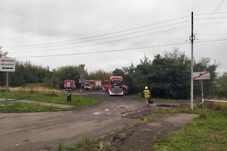 Dogaszanie pożaru hali produkcyjnej w Czeladzi