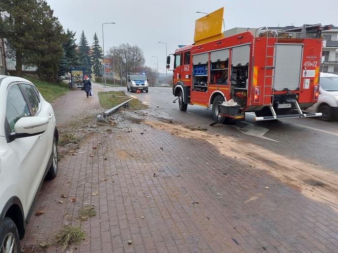 Osobówka uderzyła w latarnię na Piłsudskiego w Starachowicach