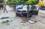 Pijacki rajd na ratusz! Kierowca demolował wszystko, co napotkał na drodze.