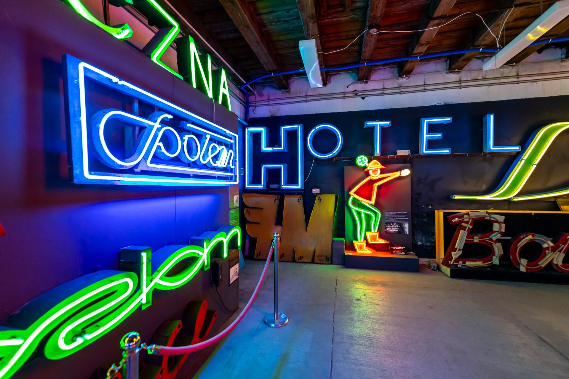 Neony z Muzeum Neonów w Warszawie