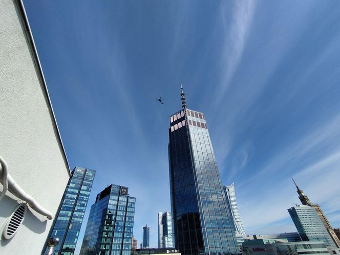 Blackhawk latał nad Warszawą. Zawisł nad najwyższym wieżowcem