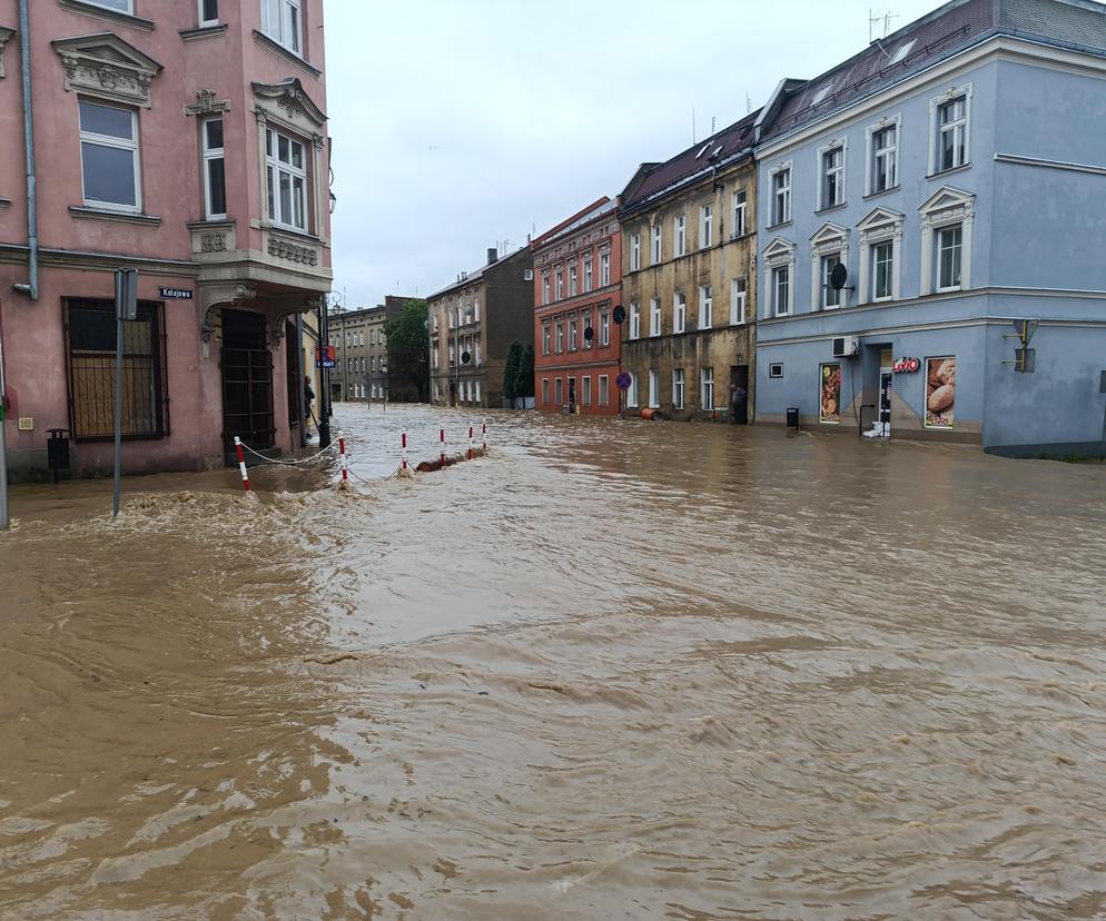 Zagrożenie powodziowe. Głuchołazy. Woda przelała się przez wały. Zalewa miasto