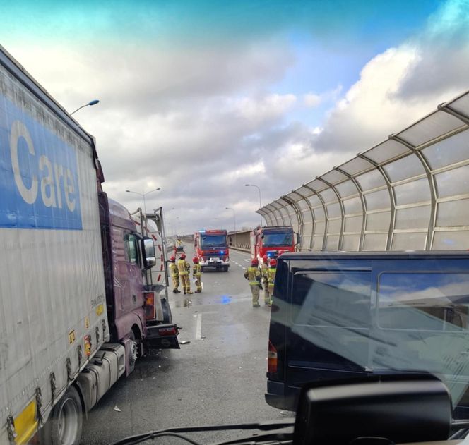 Poważny wypadek na A8 we Wrocławiu. Zderzyły się dwa tiry i dwa busy, są ranni