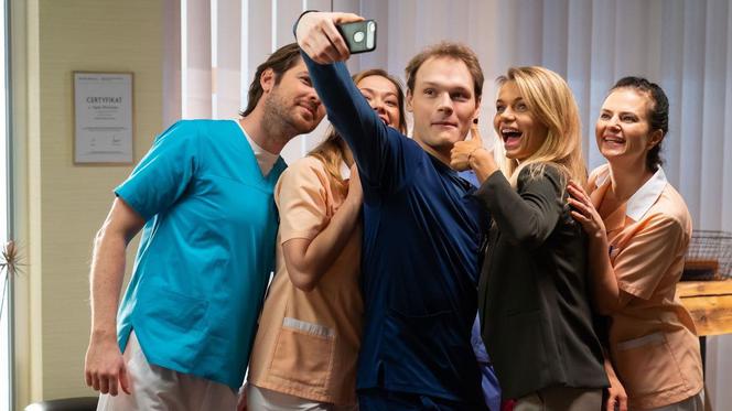 Na dobre i na złe odc. 842. Agata (Emilia Komarnicka-Klynstra), Szczepan (Kamil Kula), Tomasz Jacyno (Antoni Sałaj), Dagmara (Maryla Morydz)