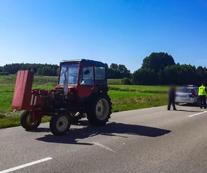 Bydgoscy policjanci pomogli seniorowi spod granicy białoruskiej. W traktorze skończył się olej!