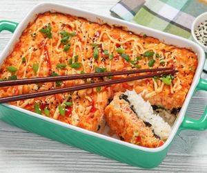 Sushi w całkowicie innej odsłonie. Ta zapiekanka podbiła internet