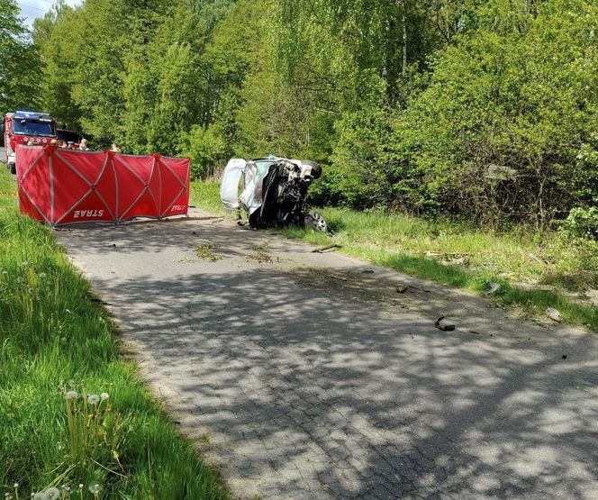 Osobowe BMW dachowało pod Mińskiem Mazowieckim. Kierowca był pijany, pasażer zginął na miejscu