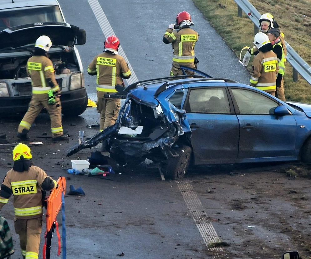 Totalna demolka pod Kołobrzegiem. Zmasakrowane auta i wielu rannych!