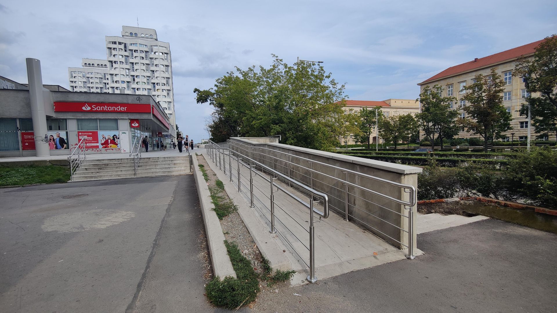 Remont esplanady przy Sedesowcach we Wrocławiu