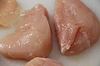 Choroba białych włókien w filetach z kurczaka. Porażający raport z popularnych supermarketów [ZDJĘCIA]