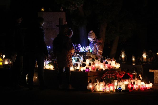  Setki migoczących zniczy. Tak wyglądają polskie cmentarze po zmroku. Zobacz niezwykłe zdjęcia