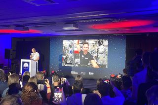 Astronauta Sławosz Uznański na żywo z kosmosu: tak mówił do młodzieży w Łodzi