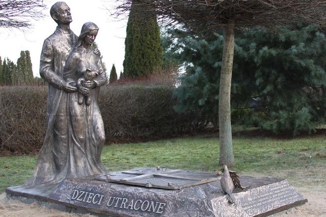 Pomnik i grobowiec dzieci utraconych na Nowym Cmentarzu w Słupsku
