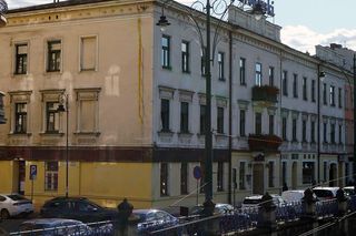 To jeden z najsłynniejszych budynków w Krakowie. W PRL-u stał się własnością państwa