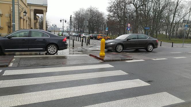 Feralny znak na Dobrej. Kierowcy uderzyli w niego 50 razy w półtora roku
