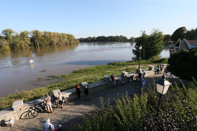 Powódź w Polsce. "Powodziowi turyści" utrudniają pracę służbom. "Poruszają się w sposób spacerowy i robią zdjęcia"