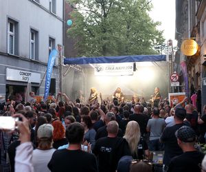 Hałas Miasta 2025 w Gliwicach. Zenek Kupatasa i Wiewiórka Na Drzewie na scenie